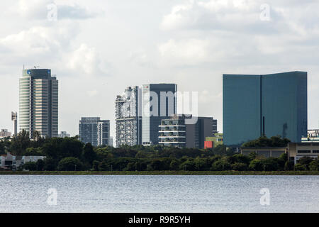 Vue de l'Est à partir de Jurong Réservoir de Pandan. Se compose d'édifices commerciaux comme des centres commerciaux, un hôpital, hôtel et résidentiel, à Singapour. Banque D'Images