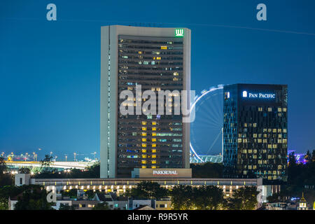 Sur le côté gauche sur Park Royal Beach Road est un hôtel, à droite, le Pan Pacific serviced suites situé en ville, à Singapour. Banque D'Images