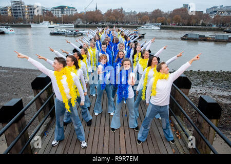 Danseurs dans Mamma Mia ! Des tenues d'inspiration a battu le record mondial Guinness pour le plus grand Disco Dance célèbre aujourd''s DVD et Blu-ray TM libération de Mamma Mia ! Nous y revoilà. Doté d''atmosphère : où : London, Royaume-Uni Quand : 26 Nov 2018 : Crédit/WENN.com PinPep Banque D'Images