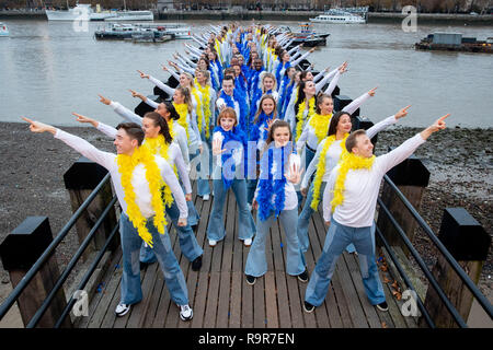 Danseurs dans Mamma Mia ! Des tenues d'inspiration a battu le record mondial Guinness pour le plus grand Disco Dance célèbre aujourd''s DVD et Blu-ray TM libération de Mamma Mia ! Nous y revoilà. Doté d''atmosphère : où : London, Royaume-Uni Quand : 26 Nov 2018 : Crédit/WENN.com PinPep Banque D'Images