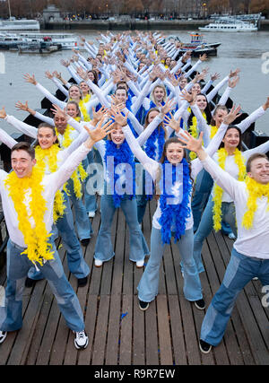 Danseurs dans Mamma Mia ! Des tenues d'inspiration a battu le record mondial Guinness pour le plus grand Disco Dance célèbre aujourd''s DVD et Blu-ray TM libération de Mamma Mia ! Nous y revoilà. Doté d''atmosphère : où : London, Royaume-Uni Quand : 26 Nov 2018 : Crédit/WENN.com PinPep Banque D'Images