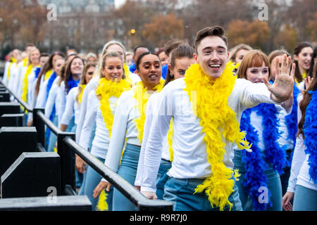 Danseurs dans Mamma Mia ! Des tenues d'inspiration a battu le record mondial Guinness pour le plus grand Disco Dance célèbre aujourd''s DVD et Blu-ray TM libération de Mamma Mia ! Nous y revoilà. Doté d''atmosphère : où : London, Royaume-Uni Quand : 26 Nov 2018 : Crédit/WENN.com PinPep Banque D'Images