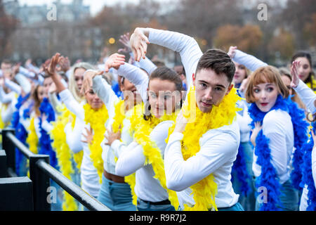 Danseurs dans Mamma Mia ! Des tenues d'inspiration a battu le record mondial Guinness pour le plus grand Disco Dance célèbre aujourd''s DVD et Blu-ray TM libération de Mamma Mia ! Nous y revoilà. Doté d''atmosphère : où : London, Royaume-Uni Quand : 26 Nov 2018 : Crédit/WENN.com PinPep Banque D'Images
