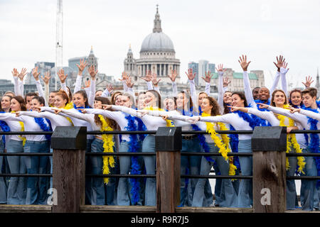 Danseurs dans Mamma Mia ! Des tenues d'inspiration a battu le record mondial Guinness pour le plus grand Disco Dance célèbre aujourd''s DVD et Blu-ray TM libération de Mamma Mia ! Nous y revoilà. Doté d''atmosphère : où : London, Royaume-Uni Quand : 26 Nov 2018 : Crédit/WENN.com PinPep Banque D'Images