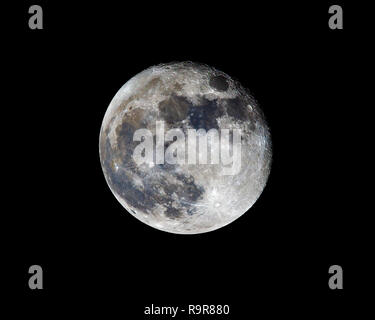 Lune gibbeuse vue depuis le sud-est de l'Angleterre, Royaume-Uni traitées pour révéler les vraies couleurs, différents cratères et mare visible Banque D'Images