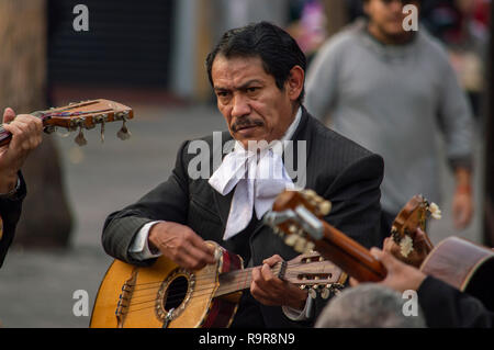 Un Mariachi groupe jouant sur la place Garibaldi à Mexico City, Mexique Banque D'Images