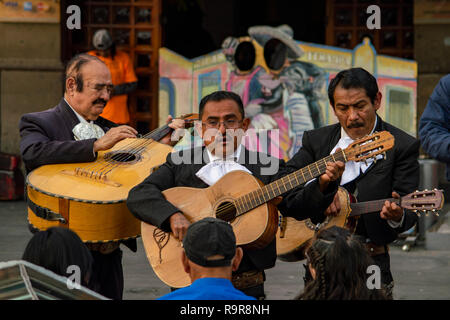 Un Mariachi groupe jouant sur la place Garibaldi à Mexico City, Mexique Banque D'Images