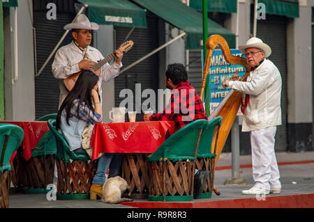 Un Mariachi groupe jouant sur la place Garibaldi à Mexico City, Mexique Banque D'Images