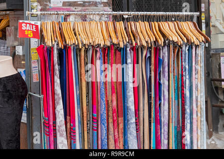 Un rack de foulards colorés à vendre pour 5 $ chacun à l'extérieur d'un magasin d'escompte sur 74th Street à Jackson Heights, Queens, New York. Banque D'Images