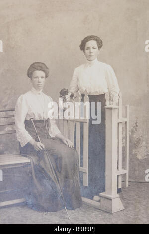 Russie - circa 1905-1910 : le projectile de corps de deux jeunes femmes en studio, Vintage Carte Viste de l'ère d'Edwardian photo Banque D'Images