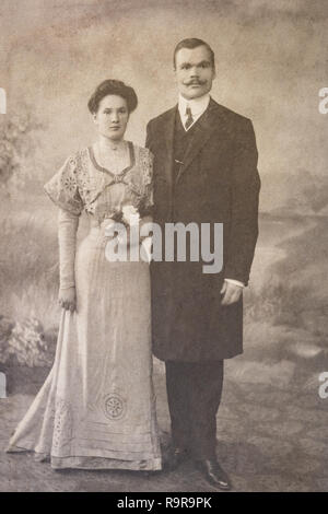 Russie - circa 1905-1910 : tir de couple marié de studio, Vintage Carte Viste de l'ère d'Edwardian photo Banque D'Images