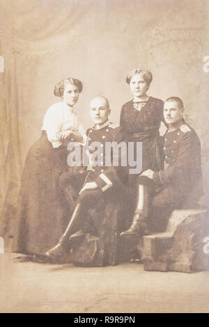 Russie - circa 1905-1910 : une ancienne photo montre deux soldats avec des amies posing in front of camera Banque D'Images