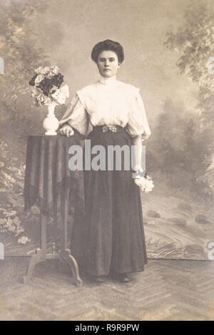 Russie - circa 1905-1910 : un portrait de jeune femme en studio, Vintage Carte Viste de l'ère d'Edwardian photo Banque D'Images