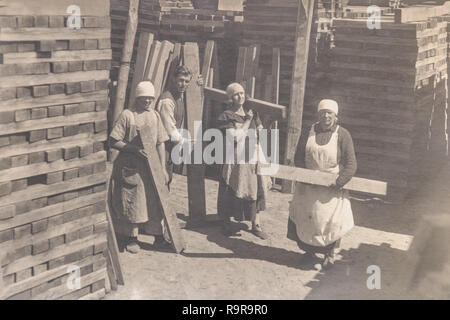RUSSIE - VERS les années 1920 : photo vintage de toi jeunes femmes travaillant dans une scierie Banque D'Images