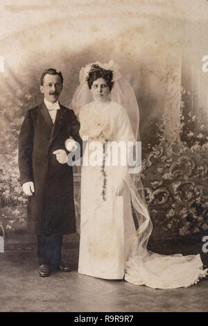 Russie - circa 1905-1910 : Mariage tourné de tout couple marié de studio, Vintage Carte Viste de l'ère d'Edwardian photo Banque D'Images