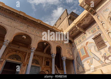 Fresques traditionnelles complexes peints sur les murs d'une ancienne Haveli dans Madawa, Rajasthan, INDE Banque D'Images