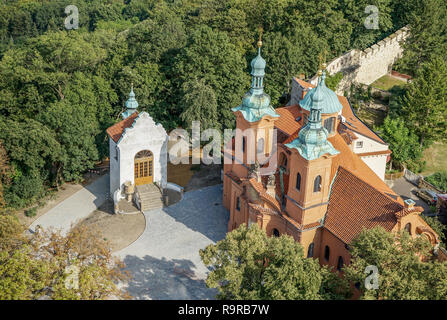 Vue de dessus sur l'église Baroque Saint Laurent à Prague Banque D'Images