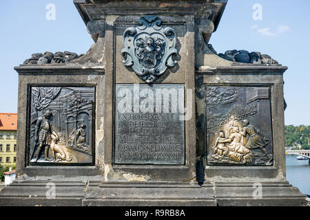 Détail de la sculpture de saint Jean Népomucène sur le pont Charles à Prague Banque D'Images