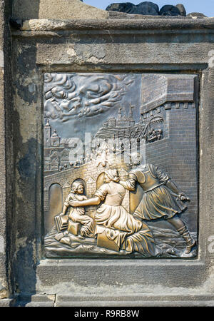 Détail de la sculpture de saint Jean Népomucène sur le pont Charles à Prague Banque D'Images