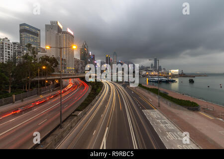 Causeway Bay, Hong Kong - Décembre 05, 2018 : Hong Kong Central Business District de nuit avec piste de lumière Banque D'Images