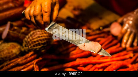 Tranche de viande fraîche sucrée froide séché sur un couteau pointu Banque D'Images