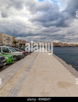 Ermoupolis : 27 décembre. Le centre-ville de Ermoupolis port avec des voitures garées sur le côté gauche près de port. 27 Ermoupolis Ermoupolis Syros, Grèce 2018. Banque D'Images