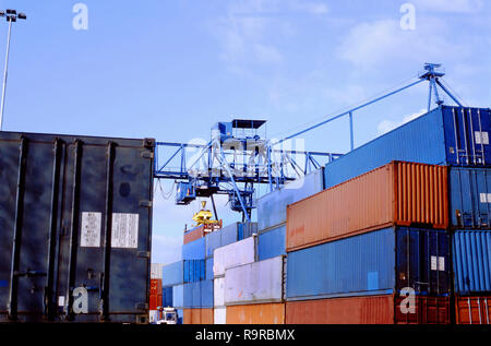 Les conteneurs d'expédition sont à la terminal à conteneurs au port de Rotterdam le port de mer. Pas de marques ou de noms. Seuls les signes des informations sur le poids. Banque D'Images