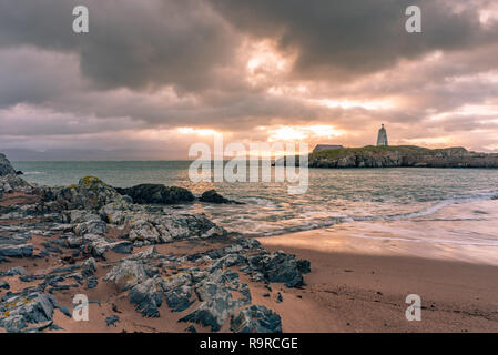 Le phare de l'île Llanddwyn, Goleudy Twr Bach à Ynys Llanddwyn sur Anglesey, au nord du Pays de Galles au lever du soleil. Banque D'Images