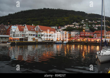 Bergen en Norvège, au coucher du soleil Banque D'Images