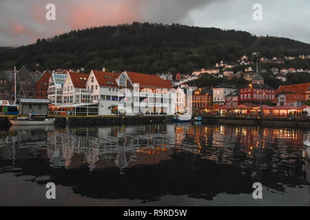 Bergen en Norvège, au coucher du soleil Banque D'Images