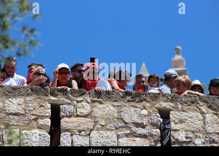 Spectateurs regardant le Los Caballos del Vino à Caravaca de la Cruz de la paroi de la cathédrale. Banque D'Images