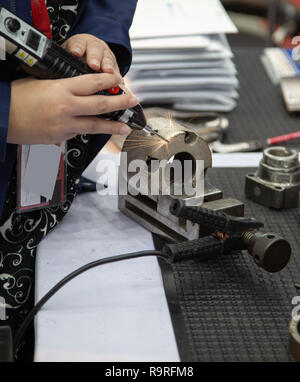 L'exploitation des travailleurs Electro-Spark / incrustation laser appareil de revêtement Banque D'Images