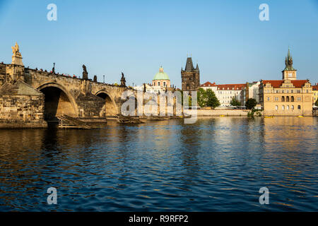 La rivière Vltava (Moldau), le Pont Charles et la Tour du pont (dôme de Saint François d'Assise Église sur la gauche), Vieille Ville, Prague, République Tchèque Banque D'Images