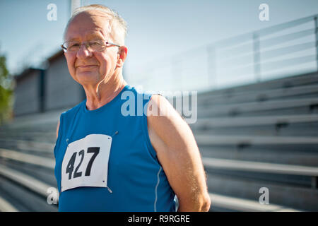 Portrait of a senior man lors d'une voie sports. Banque D'Images