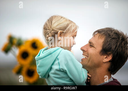 Heureux jeune fille partage un moment affectueux avec son père. Banque D'Images