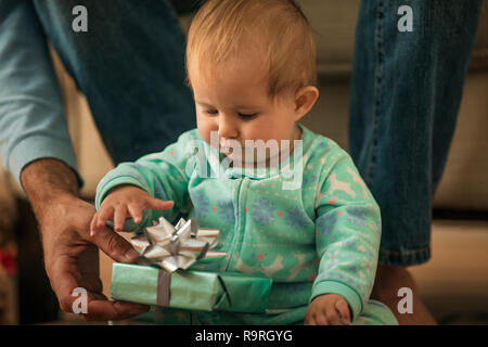 Baby Girl l'ouverture d'un présent de son père. Banque D'Images