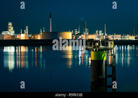 Raffinerie de pétrole Europoort illuminée et skyline industrielle la nuit reflétée dans l'eau du canal, Rotterdam pays-Bas Banque D'Images