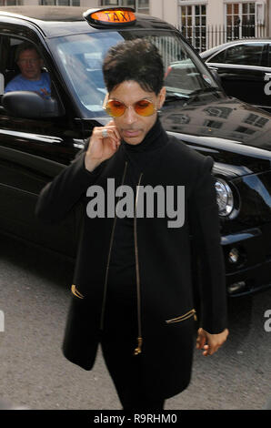 Prince (Prince Rogers Nelson) artiste (anciennement connu sous le nom de Prince, symbole imprononçable, TAFKAP, AFKAP) repéré la marche dans le centre de Londres, Angleterre. Juillet 4th, 2011 demi-longueur de pantalon noir jacket sunglasses shades voiture taxi CAP/IA/MediaPunch Banque D'Images