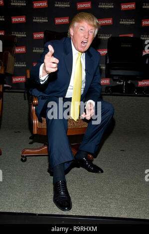 Donald Trump s'occupe du lancement de "bureau d'Atout pour agrafes.' une collection ou chaises de bureau exécutif à Staples, New York, 10 juillet 2007.RTNMarks MediaPunch/Crédit Banque D'Images