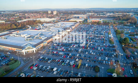 Photo datée du 24 décembre montre le parking presque plein à 9h du matin, la veille de Noël au Marks and Spencer et Tesco Stores près de Wilmslow Cheshire comme les gens font leurs achats de Noël de dernière minute provoquant des retards dans la région. Banque D'Images