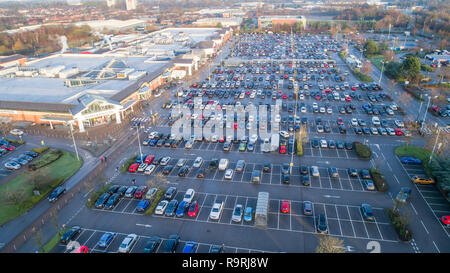 Photo datée du 24 décembre montre le parking presque plein à 9h du matin, la veille de Noël au Marks and Spencer et Tesco Stores près de Wilmslow Cheshire comme les gens font leurs achats de Noël de dernière minute provoquant des retards dans la région. Banque D'Images