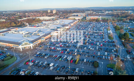 Photo datée du 24 décembre montre le parking presque plein à 9h du matin, la veille de Noël au Marks and Spencer et Tesco Stores près de Wilmslow Cheshire comme les gens font leurs achats de Noël de dernière minute provoquant des retards dans la région. Banque D'Images