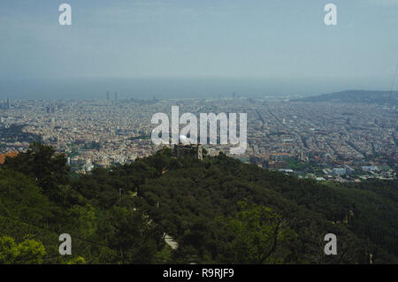 Vue panoramique de Barcelone à partir de la montagne Tibidabo, Barcelone, Espagne Banque D'Images