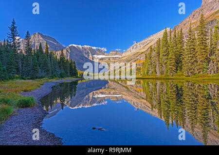 Eaux calmes le matin sur le lac Joséphine à l'automne dans le Parc National de Glacier dans le Montana Banque D'Images