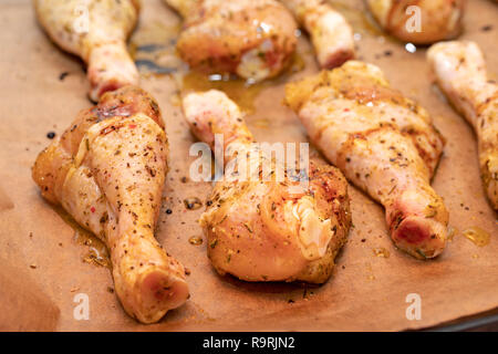 Cuisses de poulet cru saupoudré d'épices. La viande de volaille préparé pour la cuisson. Place - accueil cuisine. Banque D'Images