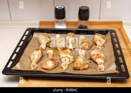 Cuisses de poulet cru saupoudré d'épices. La viande de volaille préparé pour la cuisson. Place - accueil cuisine. Banque D'Images