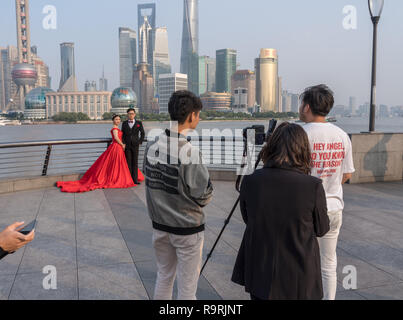 Avoir deux ou trois photos de mariage prises sur le Bund à Shanghai Banque D'Images