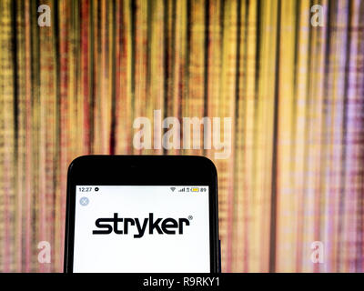 Kiev, Ukraine. 18Th Oct, 2018. Stryker Corporation vu le logo affiché sur un téléphone intelligent. Crédit : Igor Golovniov SOPA/Images/ZUMA/Alamy Fil Live News Banque D'Images