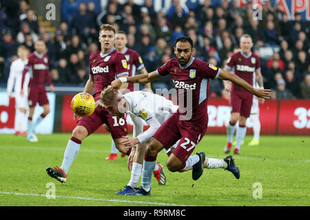 Swansea, Royaume-Uni. Dec 26, 2018. Oli McBurnie de Swansea City Crédit : chefs de large de l'objectif comme Ahmed Elmohamady de Aston Villa (27) défis. Match de championnat Skybet EFL, Swansea City v Aston Villa au Liberty Stadium de Swansea, Pays de Galles du Sud le lendemain, mercredi 26 décembre 2018. Cette image ne peut être utilisé qu'à des fins rédactionnelles. Usage éditorial uniquement, licence requise pour un usage commercial. Aucune utilisation de pari, de jeux ou d'un seul club/ligue/dvd publications. Photos par Andrew Andrew/Verger Verger la photographie de sport/Alamy Live News Banque D'Images