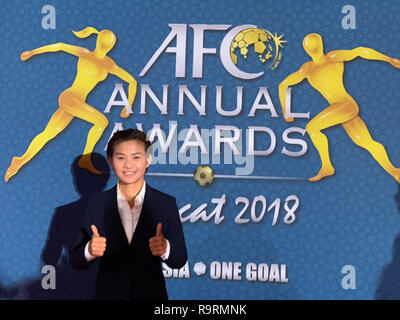 (181227) -- BEIJING, 27 décembre 2018 (Xinhua) -- Photo prise le 28 novembre 2018 illustre joueur de football chinois Wang Shuang posant avant la remise des Prix annuels de l'AFC 2018 à Muscat, Oman. Wang Shuang (femelle, 23) a été nommé joueur de l'AFC Les Femmes de l'année en novembre, devenant ainsi le quatrième joueur Chinois à remporter le prix. À l'AFC Women's Coupe asiatique, Wang a inscrit quatre buts pour aider la Chine à gagner une médaille de bronze. Elle a également dirigé l'acier Roses pour terminer finaliste au Jakarta Jeux Asiatiques. Wang s'est joint à la Division 1 Feminine club Paris Saint-Germain en août. (Xinhua) les 10 meilleures athlètes chinois 2018 Banque D'Images